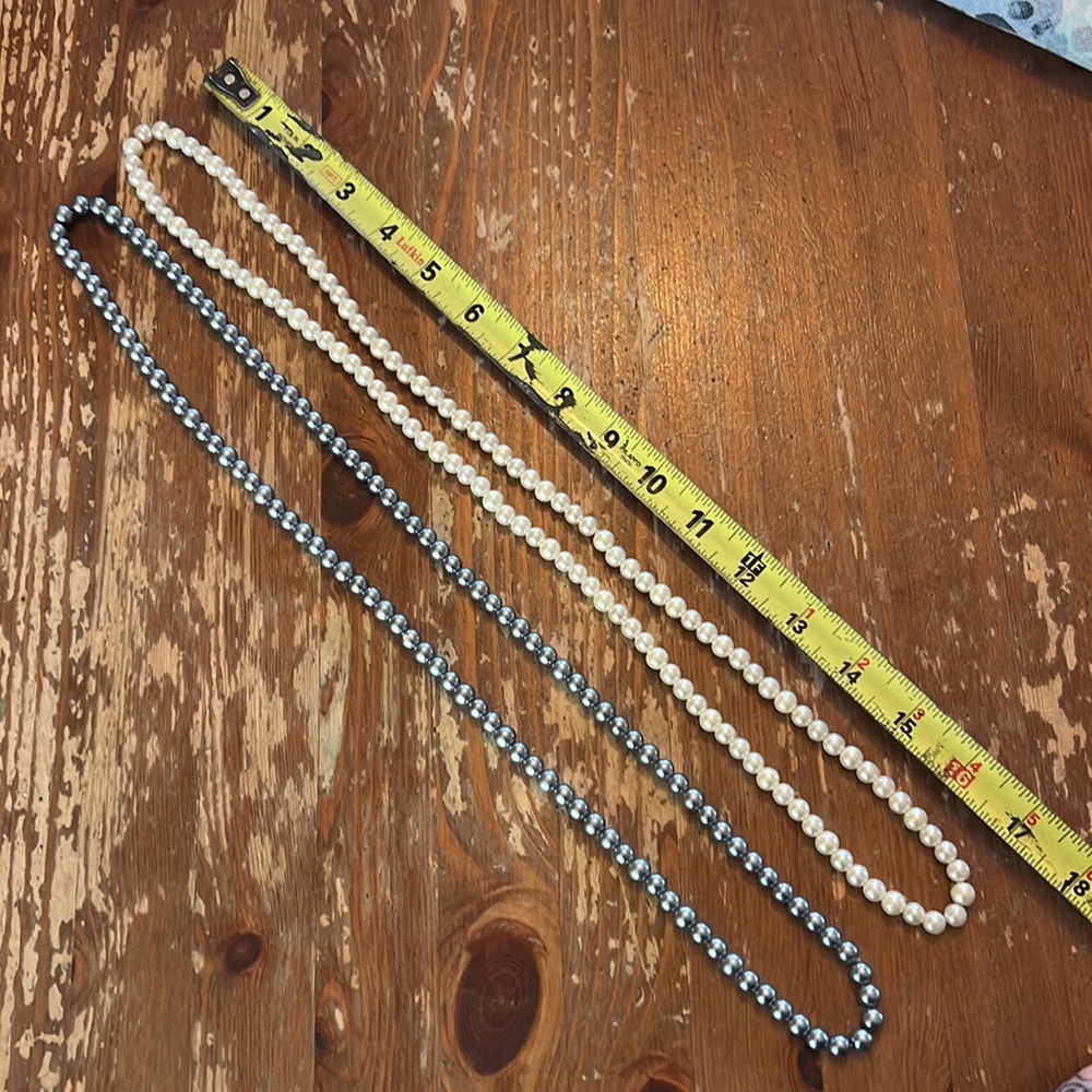 Two Pearl Strand Necklaces - Picture 4 of 4